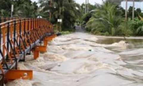 Nhiều vùng hạ du ở Bình Thuận cũ ngập lênh láng, dân lo chạy lụt