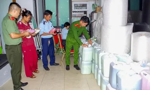 Kiểm tra kho rượu 'đặc sản' ở Ninh Bình, thu giữ gần 1.800 lít