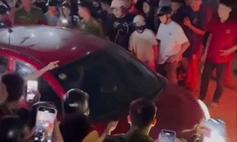 Người phụ nữ chặn ô tô nghi do ghen tuông, đám đông quây kín livestream