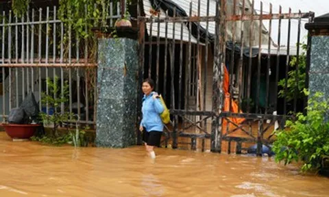 Người phụ nữ kể khoảnh khắc nước tràn vào nhà như thác trong đêm