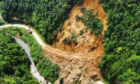 Sạt lở 6.000m³ đất đá lấp kín đường, cô lập xóm hơn 100 người