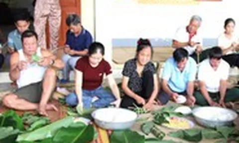 Cả làng gói bánh chưng làm quà Trung thu cho trẻ em