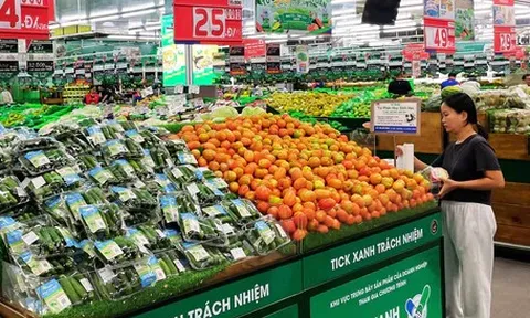 Mưa gió dồn dập, vì sao kệ rau củ siêu thị vẫn đầy ắp?