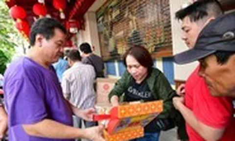 Có gì ở tiệm bánh Triệu Minh Hiệp mà khách xếp hàng rồng rắn chờ mua?