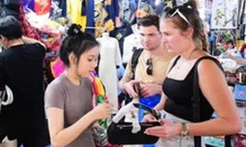 Chợ truyền thống chỉ còn đông nhờ khách du lịch?