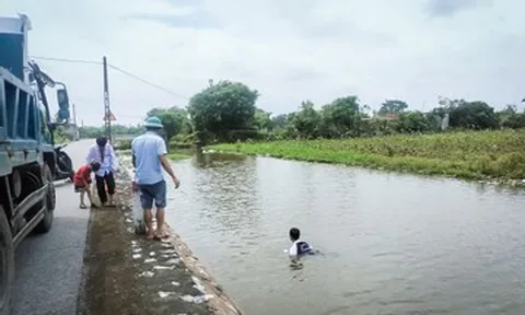 Nam sinh Ninh Bình cứu 2 em nhỏ chới với dưới sông: 'Em không biết bơi'