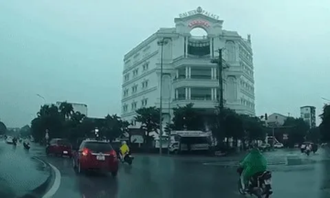 Người phụ nữ bị sét đánh trúng khi đang đi xe máy