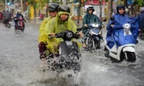 Ngã tư Nguyễn Văn Khối - Lê Văn Thọ ở TP.HCM bị ngập, học sinh dắt xe lội nước về nhà