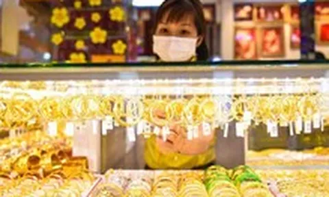 Đọc nhanh 25-9: Giá vàng giảm sâu về dưới 4.300 USD, dầu 'nóng' trở lại