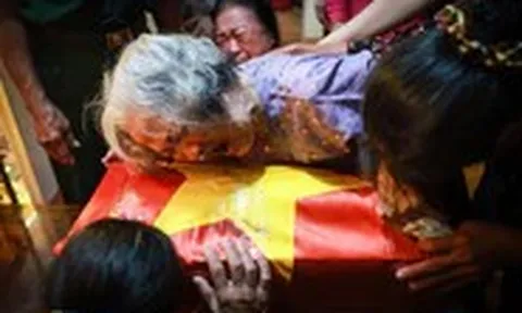 Cha mẹ gần 100 tuổi khóc ngất đón con trai liệt sĩ trở về: ‘Cánh ơi, để mẹ ôm con…’