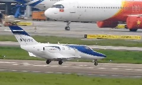 Một máy bay thương gia “tí hon” dài 13 mét, chỉ chở được 6 người nhưng tốc độ 800 km/h vừa hạ cánh tại Tân Sơn Nhất