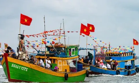 Ngư dân Cần Giờ đưa rước Nghinh Ông, cầu mùa biển bội thu
