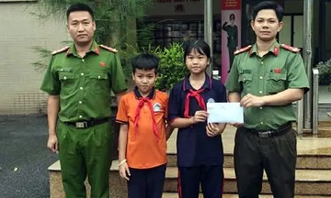 Hai học sinh Hà Nội mang 32 triệu đồng nhặt được đến công an tìm chủ nhân