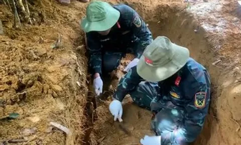 Người dân đi làm rừng phát hiện phần mộ bên suối cùng 9 cúc áo bộ đội