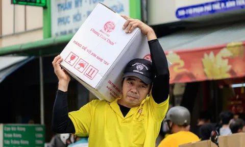 'Mùa' xếp hàng mua bánh ở TP.HCM
