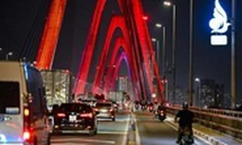 Giao thông qua cầu Nhật Tân ổn định sau khi tháo bỏ biển báo khoảng cách