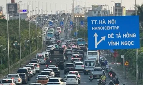 Hà Nội: Tạm tháo biển khoảng cách trên cầu Nhật Tân