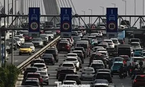 Cầu Nhật Tân ùn ứ kéo dài ở làn ô tô sáng đầu tuần