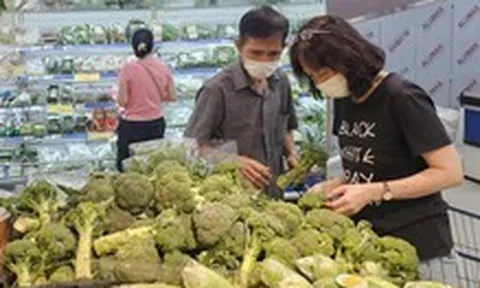 So giá, chờ khuyến mãi: Người tiêu dùng siết hầu bao thành quen