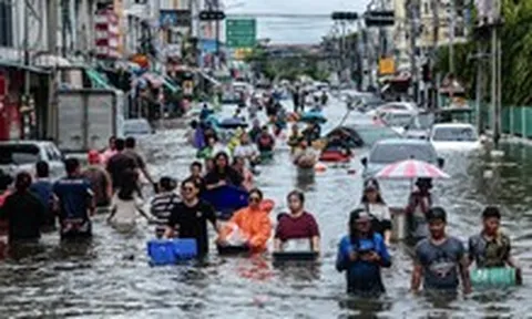 Mưa lũ nghiêm trọng ở Thái Lan, khách Việt lội nước, tour phải cắt điểm
