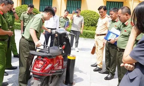 Công an Hà Nội nghiên cứu dùng cột chặn xe tự động ở phố đi bộ hồ Hoàn Kiếm