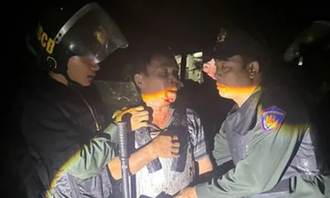 Người đàn ông mặc áo giáp tự chế, dùng dao đâm 2 công an bị thương