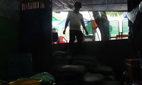 Nhà bất ngờ thành 'hầm tối', khốn khổ vì đường nâng cao cả mét