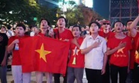 Người dân đổ về phố đi bộ Nguyễn Huệ cổ vũ đội tuyển Việt Nam