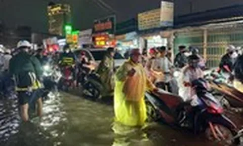Đường Ung Văn Khiêm kẹt 1 tiếng đi được 200m, vòng xoay Nguyễn Thái Sơn chạy vào là chôn chân