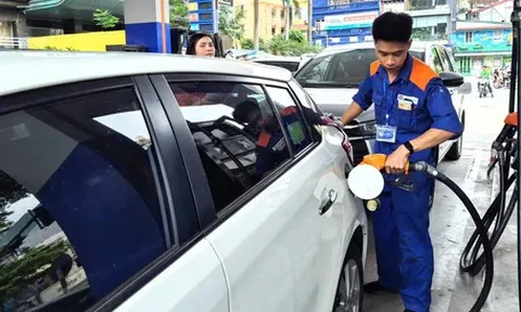 Xăng sinh học E10RON95 trên 28.000 đồng/lít, dầu diesel 0,001S tiêu chuẩn mức V giảm gần 1.000 đồng/lít