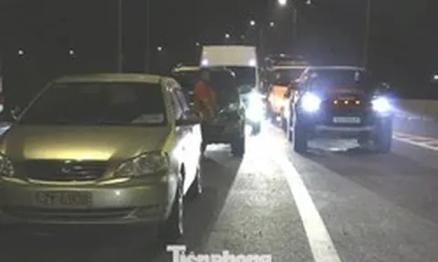Dòng xe nối đuôi 'mở hàng' cao tốc Bến Lức - Long Thành thông toàn tuyến