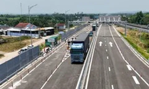 Bác tài container và xe du lịch nói 'ưu, nhược' khi đi cao tốc và quốc lộ
