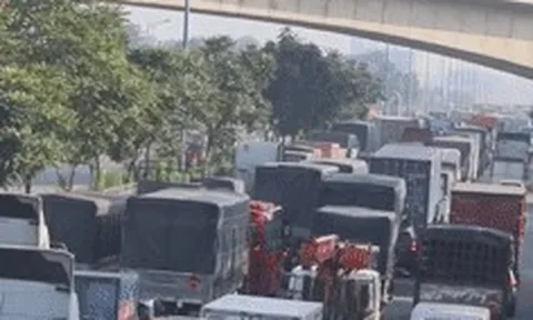Xe xếp hàng 5km, cửa ngõ TPHCM rối loạn