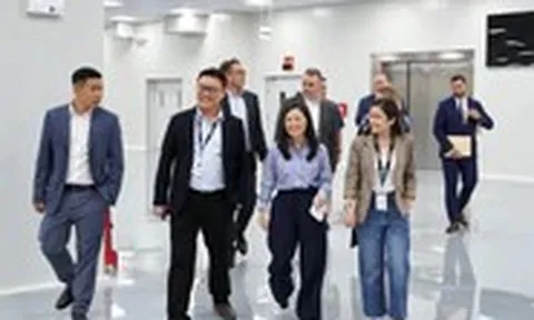 Đại sứ Mỹ thăm nhà máy Coherent Việt Nam