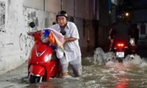 Mưa ngớt, nước trên đường Phan Huy Ích lại tiếp tục dâng lên