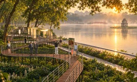 Hà Nội đang làm 'cầu cạn check-in' bên Hồ Hoàn Kiếm