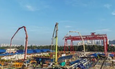 Sau 6 giờ đổ bê tông liên tục, phiến dầm khổng lồ gần 750 tấn đã thành hình: Công nghệ lần đầu áp dụng trên tuyến đường sắt 350 km/h dẫn đến siêu đô thị lấn biển của tỷ phú Phạm Nhật Vượng