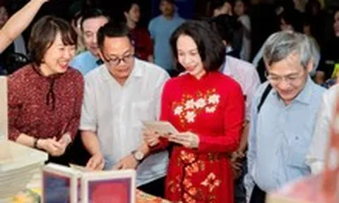 Hội sách Hà Nội chính thức khai mạc bên hồ Hoàn Kiếm