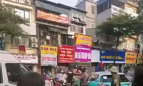 Nhóm đối tượng đánh một người đàn ông trước cổng Bệnh viện Đại học Y Hà Nội