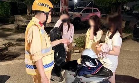 Nữ sinh lớp 12 chở 'kẹp 3', mang theo 6 mũ bảo hiểm nhưng không đội