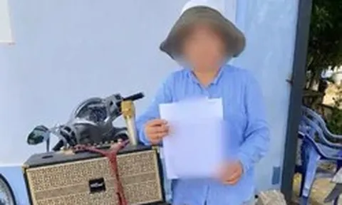 Người phụ nữ chở loa đi khắp làng đòi khoản nợ 100 triệu đồng