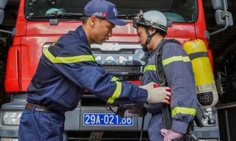 Cảnh sát PCCC kể khoảnh khắc lao vào căn nhà mịt mùng khói lửa cứu người mắc kẹt