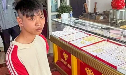 Nam thanh niên mặc áo mưa, đi xe máy không biển số cướp tiệm vàng
