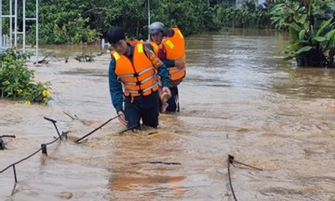 Nước lũ dữ cuồn cuộn đổ về có nơi ngập hơn 1m, hàng chục hộ dân sơ tán khẩn