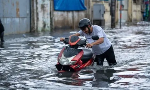 TPHCM ngập nặng sau mưa lớn: Loạt phương tiện chết máy, nước tràn vào cả xe buýt