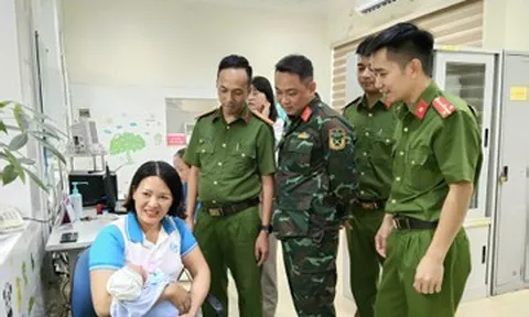 Bé trai 2 ngày tuổi bị bỏ rơi trong đêm ở TP Quảng Ninh