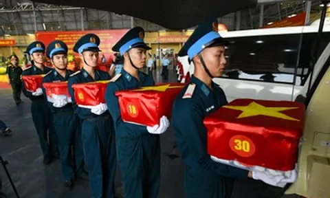 Xúc động máy bay quân sự chở đợt lớn nhất: 15.401 mẫu hài cốt liệt sĩ ra Hà Nội