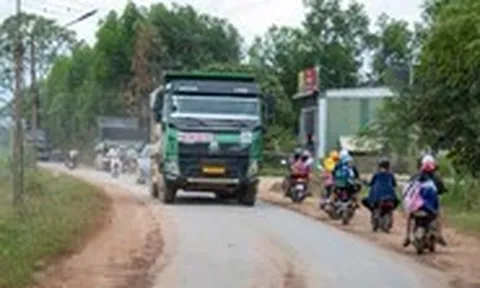 Học sinh nép sát hố bùn trên đường xe tải nối đuôi nhau chạy ngày đêm