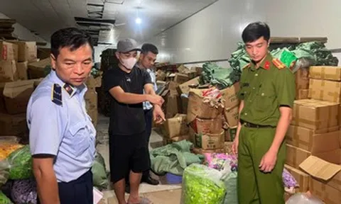Phát hiện gần 20 tấn bánh kẹo, nước uống giả, Công an Hà Nội công bố hình ảnh