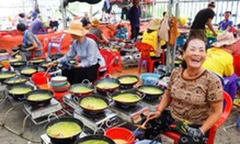 Đổ hàng chục ngàn cái bánh xèo chay đãi miễn phí dịp lễ giỗ Anh hùng dân tộc Nguyễn Trung Trực